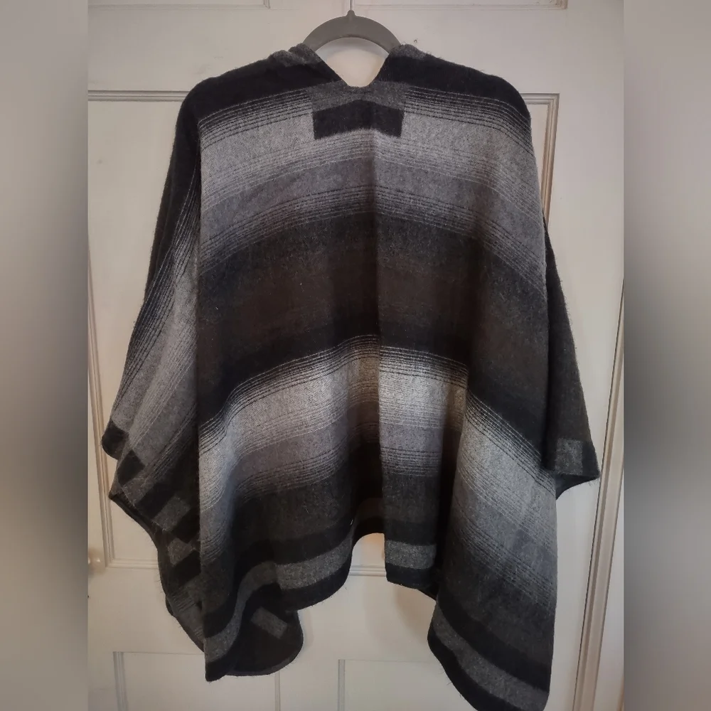 Women's poncho - Picture 2 of 2